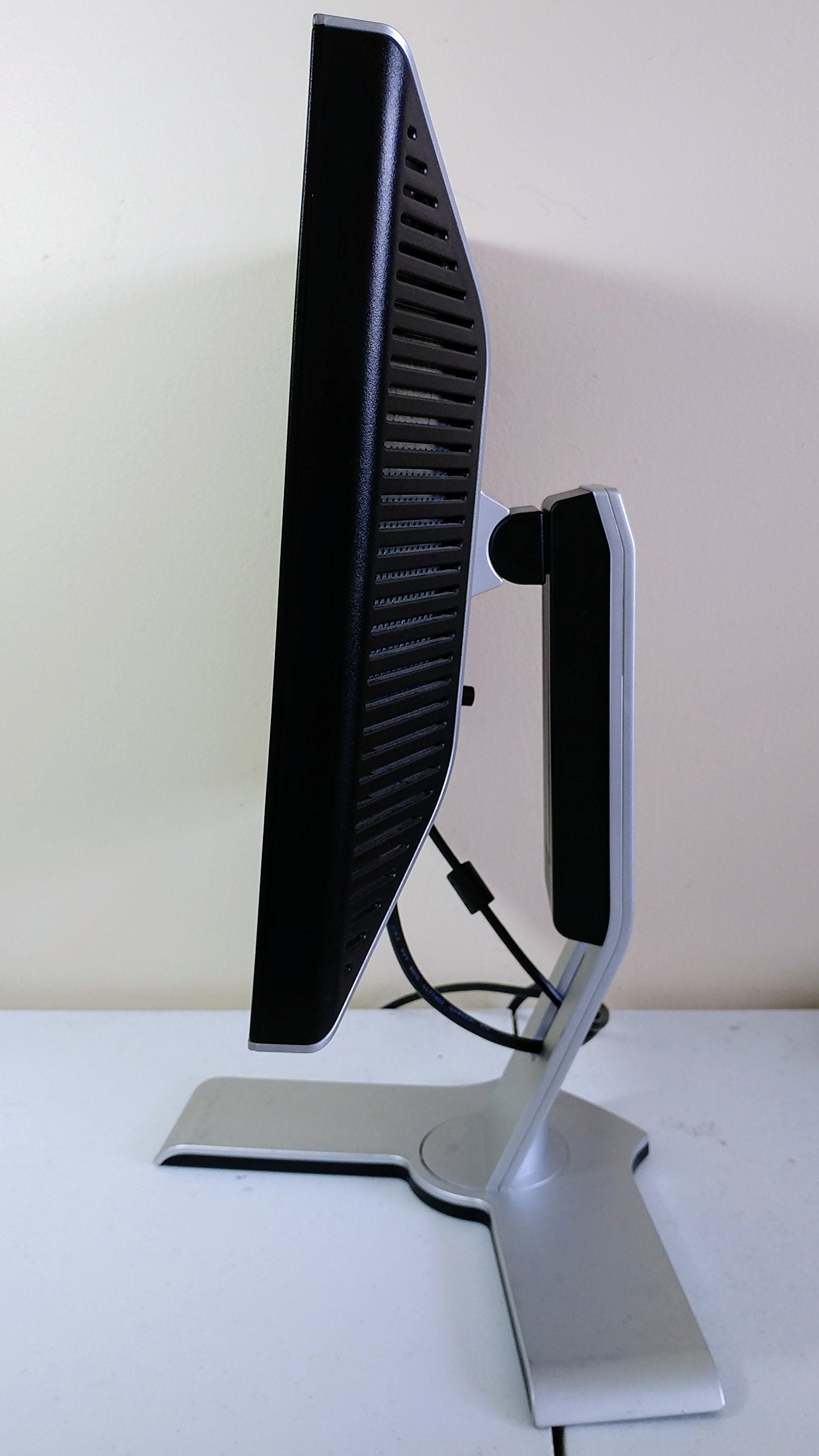 Dell 1908FP UltraSharp Black 19" Monitor 1280X1024 with Adjustable Stand Grade A