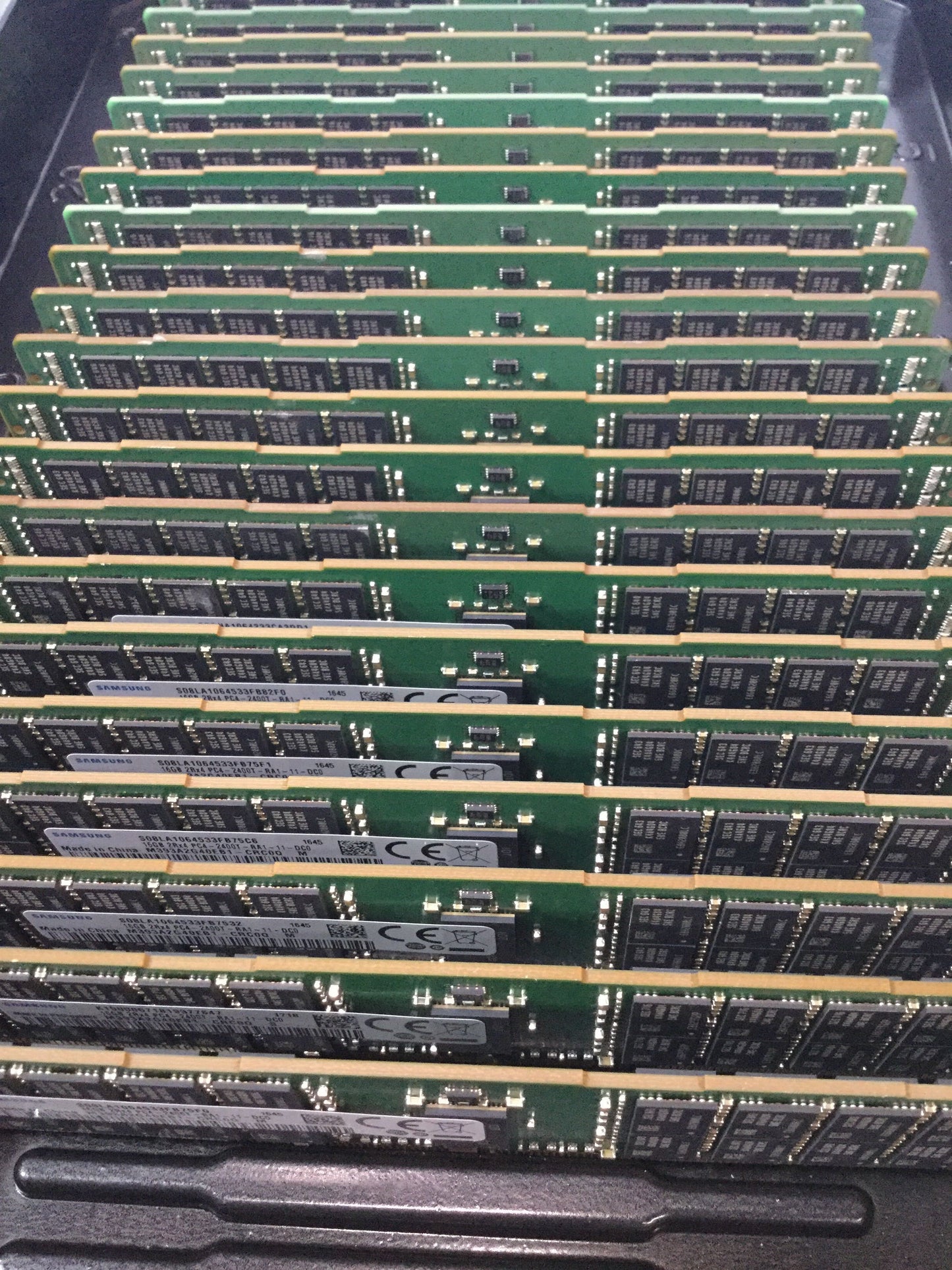 SAMSUNG DDR4-16 GB - DIMM 288-pin - Registered - ECC M393A2G40EB1-CRC