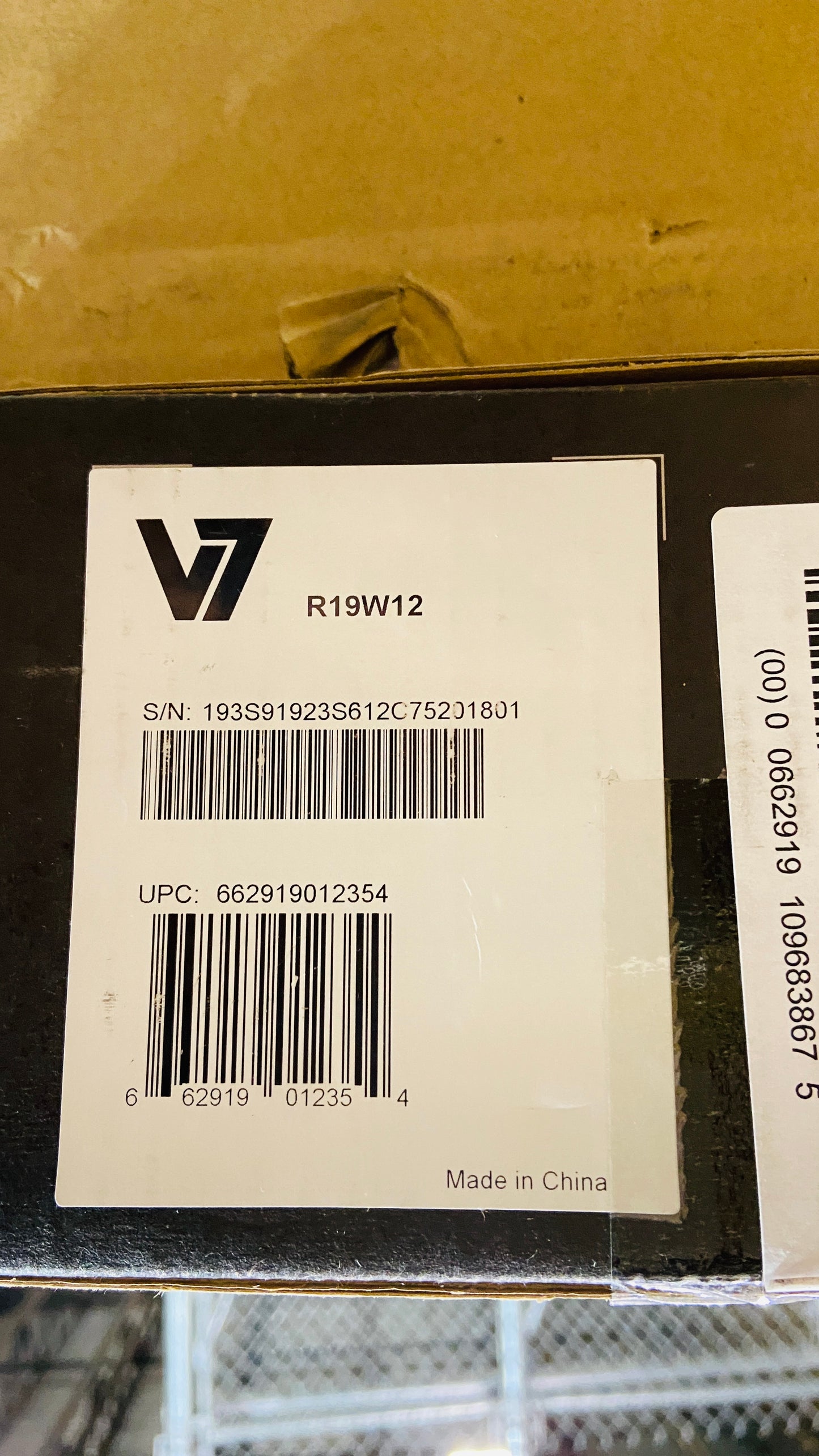 V7 R19W12 19-inch Widescreen LCD Monitor, Silver/Black