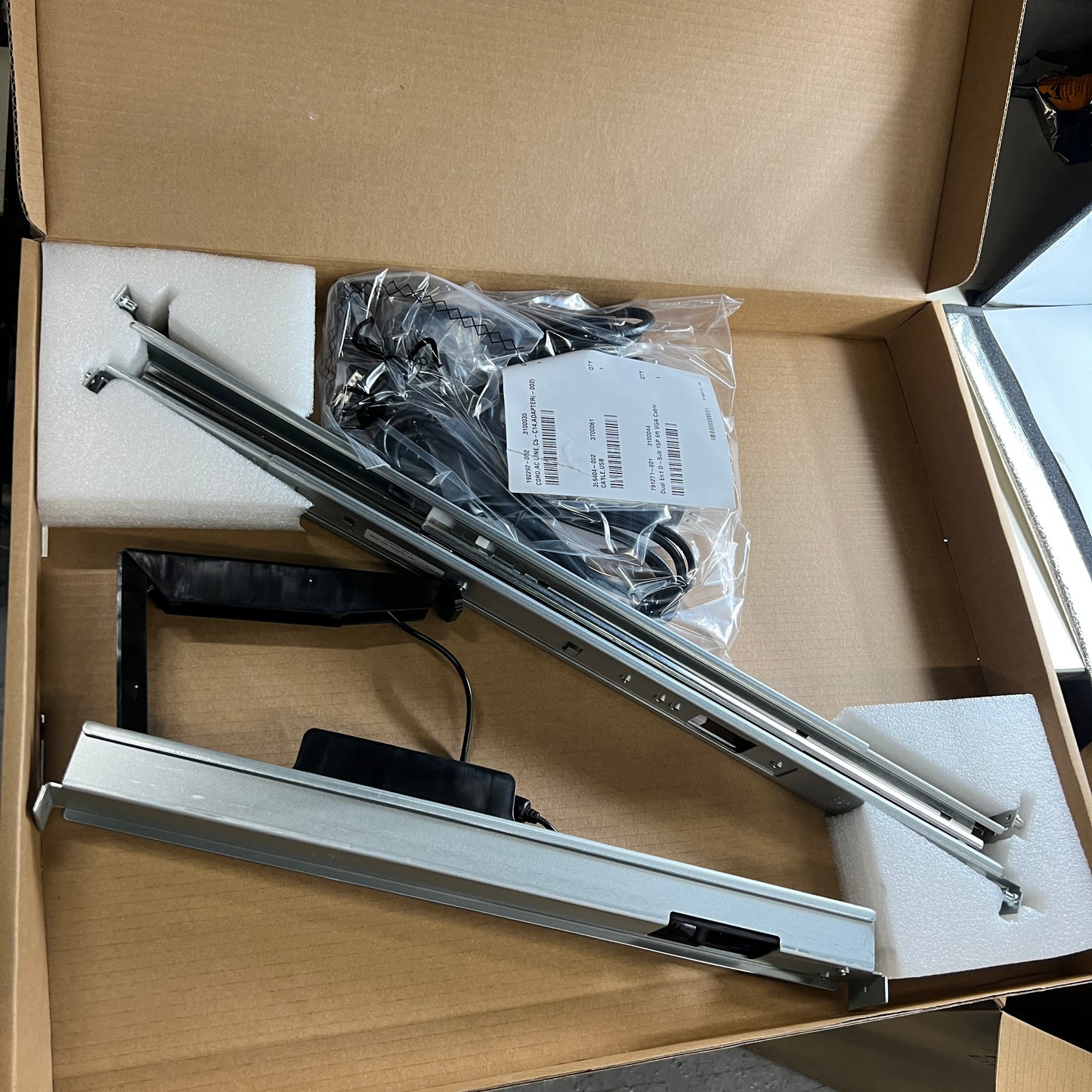 HP LCD8500 KVM Console - 18.51-Inch (AF630A), Silver