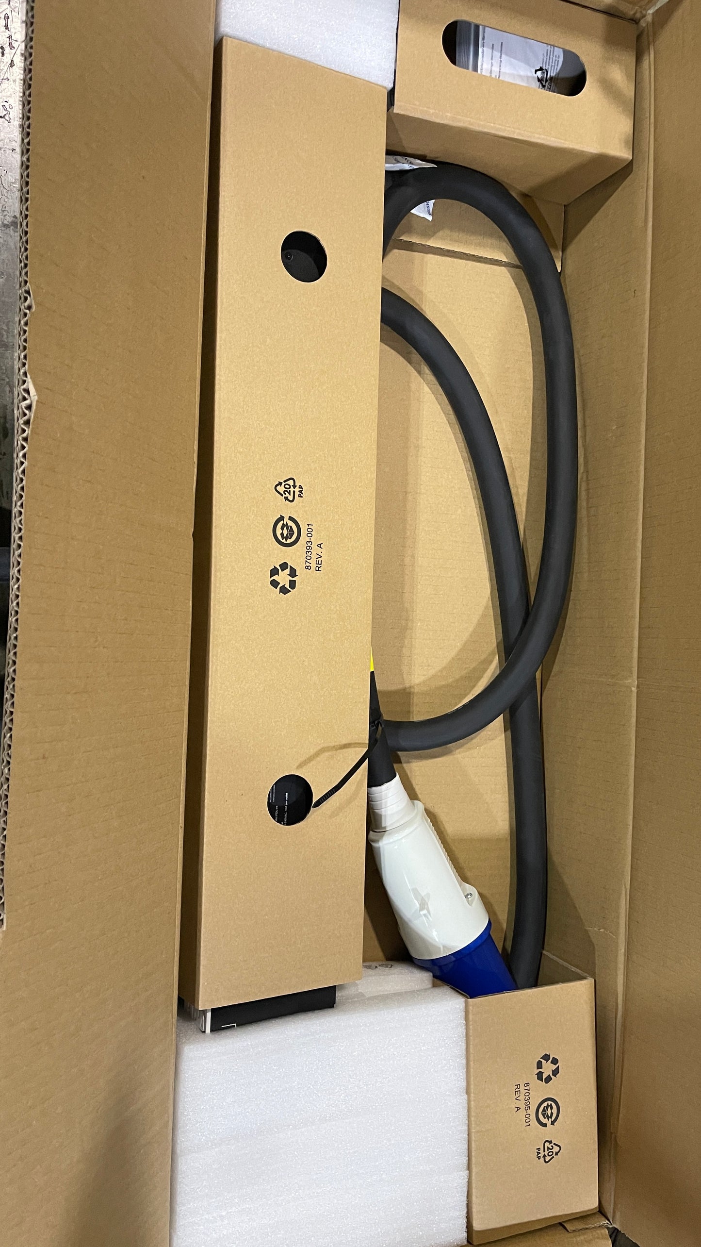 HPE G2 Metered 17.3kVA 208V 3-Phase Vertical Power Distribution Unit (PDU) P9R82AU