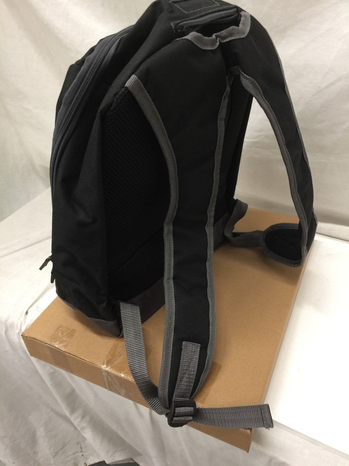 HP AM863AA Basic Backpack - Fits Notebook PCs up to 15.6"